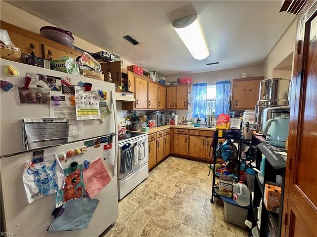 131 Messick RD, Poquoson, VA 23662