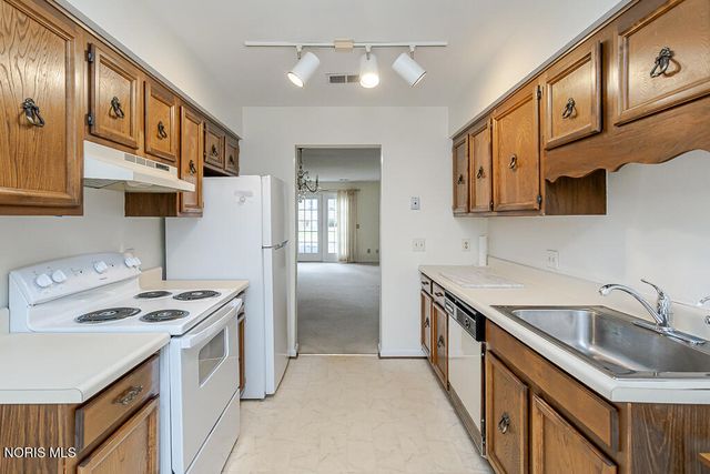 5 Olde Orchard Drive, Perrysburg, OH 43551