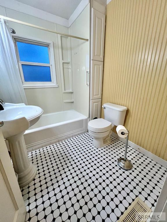 Image 16 of property listing at 498 9th Street, Idaho Falls, ID 83404