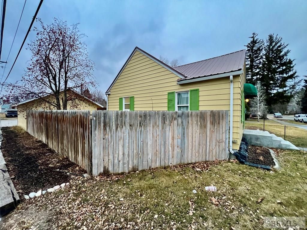 Image 2 of property listing at 498 9th Street, Idaho Falls, ID 83404