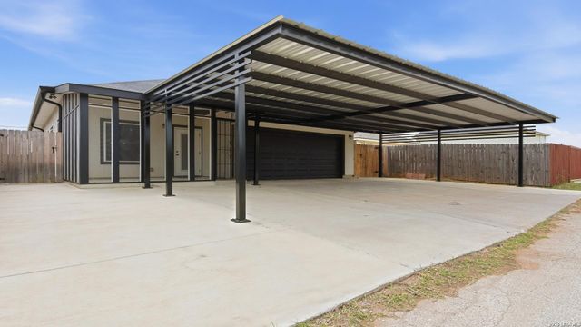 728 Crestview, Floresville, TX 78114