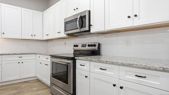728 Crestview, Floresville, TX 78114