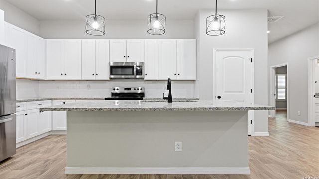 728 Crestview, Floresville, TX 78114