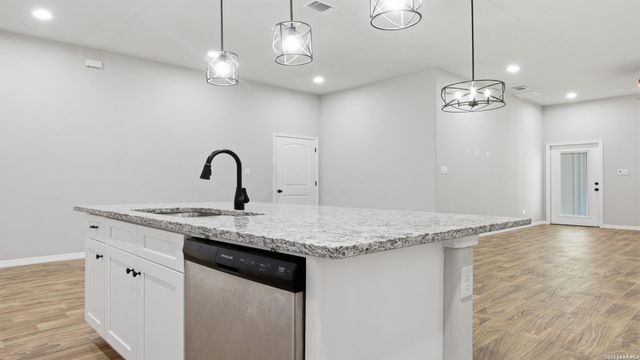 728 Crestview, Floresville, TX 78114