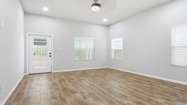 728 Crestview, Floresville, TX 78114