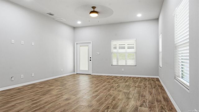 728 Crestview, Floresville, TX 78114