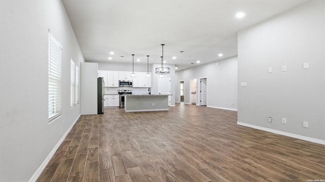 728 Crestview, Floresville, TX 78114