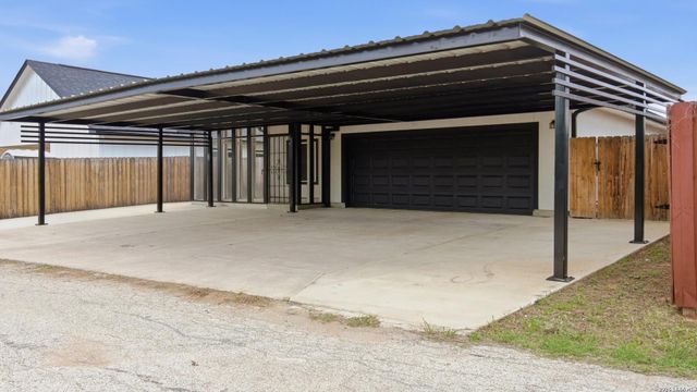 728 Crestview, Floresville, TX 78114