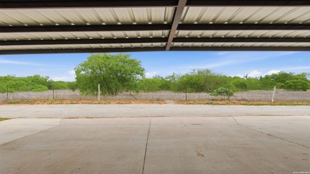 728 Crestview, Floresville, TX 78114