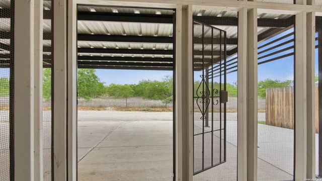 728 Crestview, Floresville, TX 78114