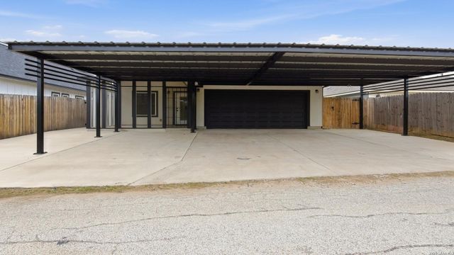 728 Crestview, Floresville, TX 78114