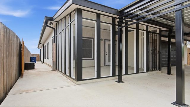 728 Crestview, Floresville, TX 78114