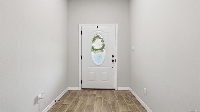 728 Crestview, Floresville, TX 78114