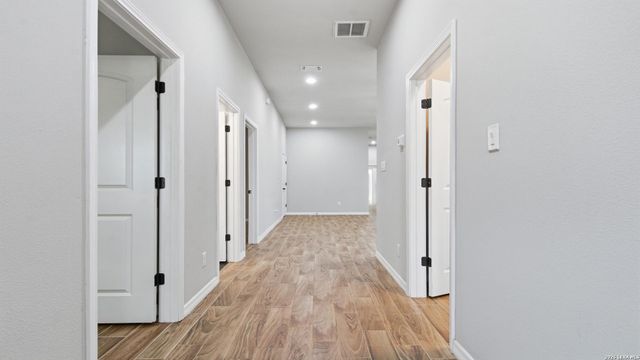 728 Crestview, Floresville, TX 78114