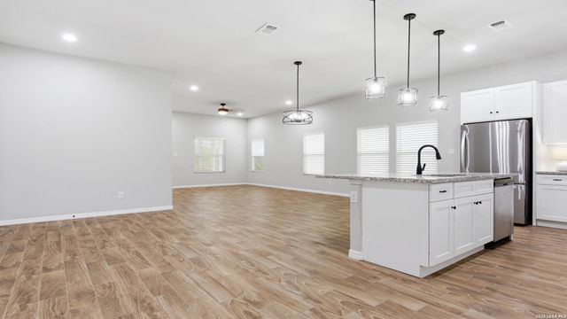 728 Crestview, Floresville, TX 78114