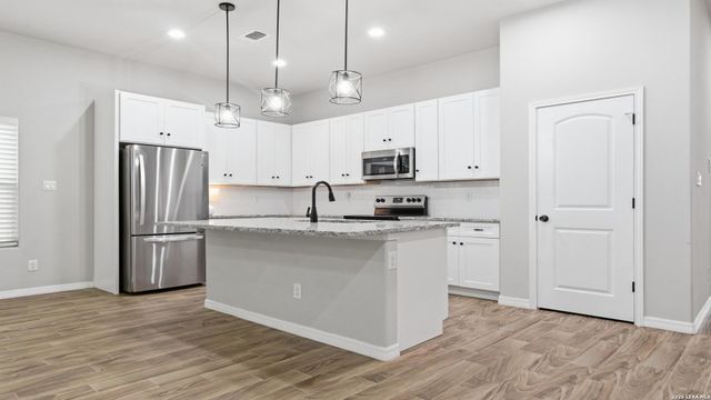 728 Crestview, Floresville, TX 78114