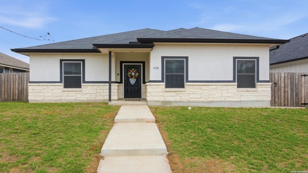 728 Crestview, Floresville, TX 78114