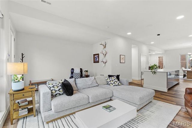 3415 Vista Avenue, St Louis, MO 63104