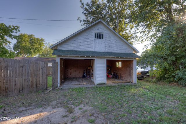 1513 S Main Street, Carthage, MO 64836