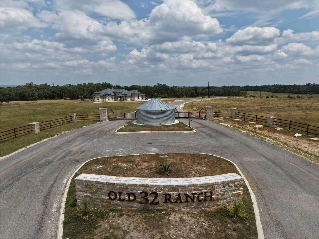 623 Whiskey TRL, Blanco, TX 78606