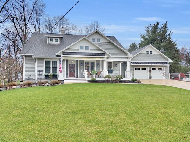 133 E Hanover Street, Pentwater, MI 49449