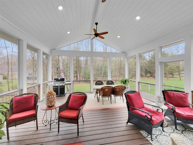 133 E Hanover Street, Pentwater, MI 49449