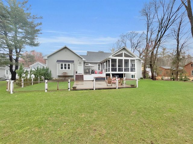 133 E Hanover Street, Pentwater, MI 49449