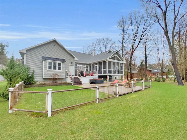 133 E Hanover Street, Pentwater, MI 49449