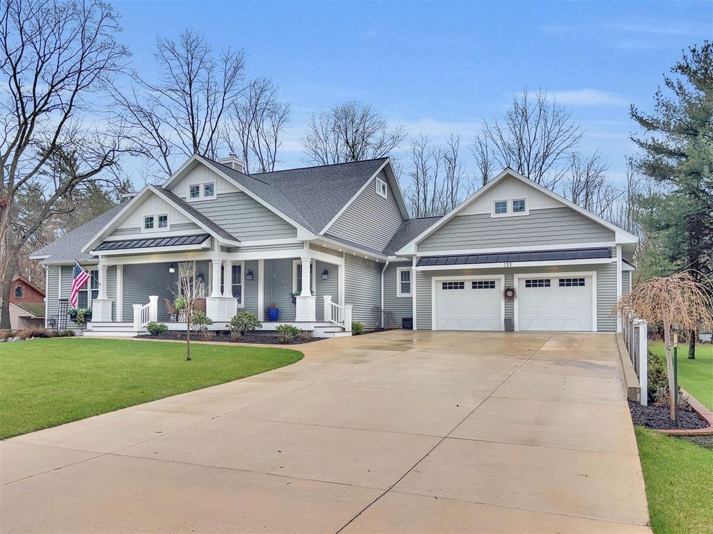 133 E Hanover Street, Pentwater, MI 49449