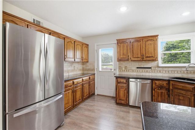 21607 W 51st Street, Shawnee, KS 66226