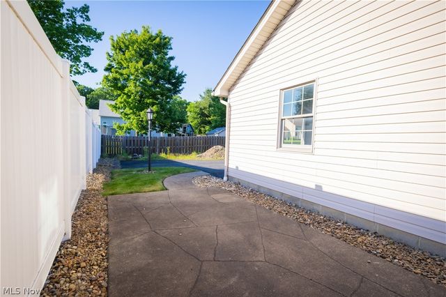 1852 Massachusetts Avenue 8, Poland, OH 44514