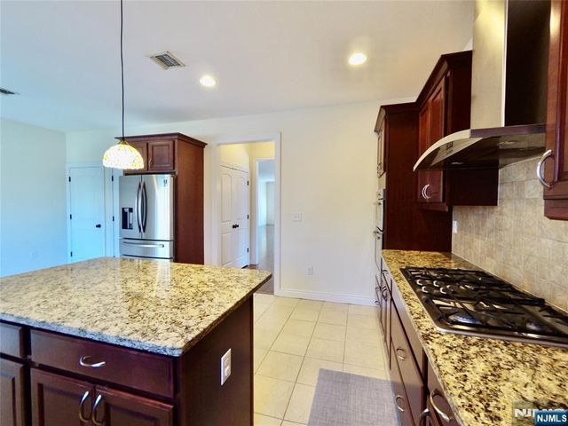 25 Jacobs Landing Way, Secaucus, NJ 07094