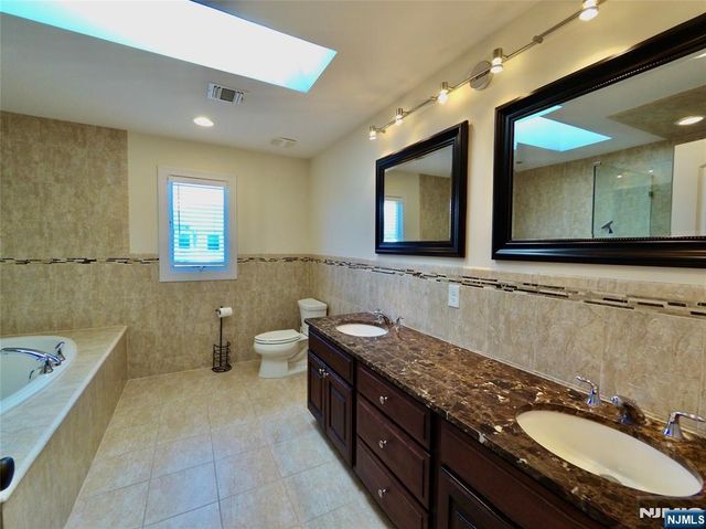 25 Jacobs Landing Way, Secaucus, NJ 07094