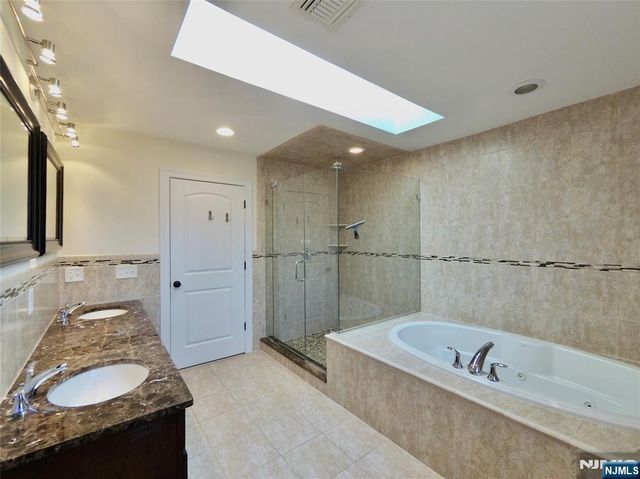 25 Jacobs Landing Way, Secaucus, NJ 07094