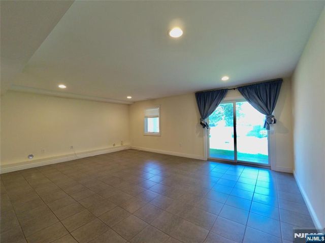 25 Jacobs Landing Way, Secaucus, NJ 07094