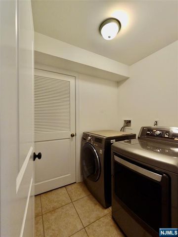 25 Jacobs Landing Way, Secaucus, NJ 07094