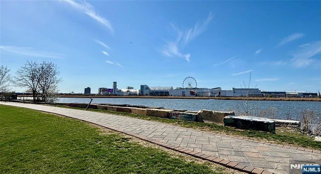 25 Jacobs Landing Way, Secaucus, NJ 07094