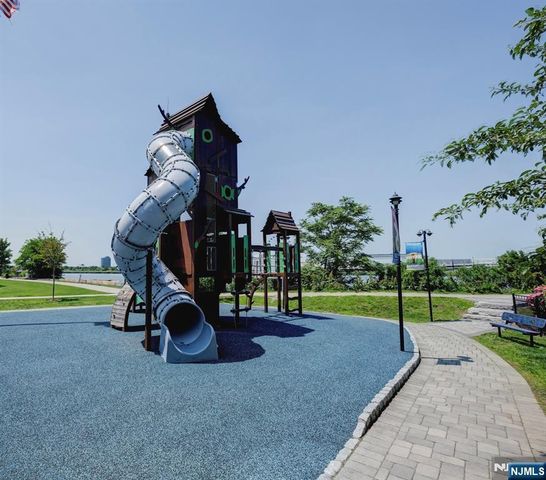 25 Jacobs Landing Way, Secaucus, NJ 07094