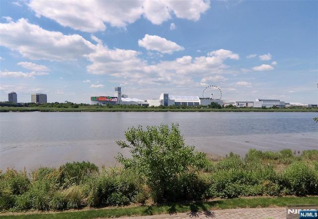 25 Jacobs Landing Way, Secaucus, NJ 07094