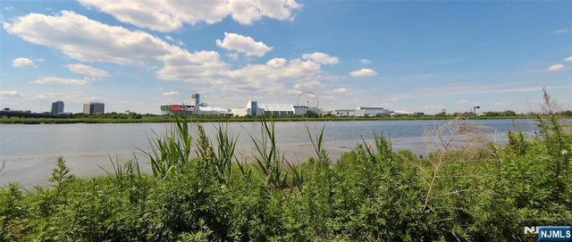 25 Jacobs Landing Way, Secaucus, NJ 07094