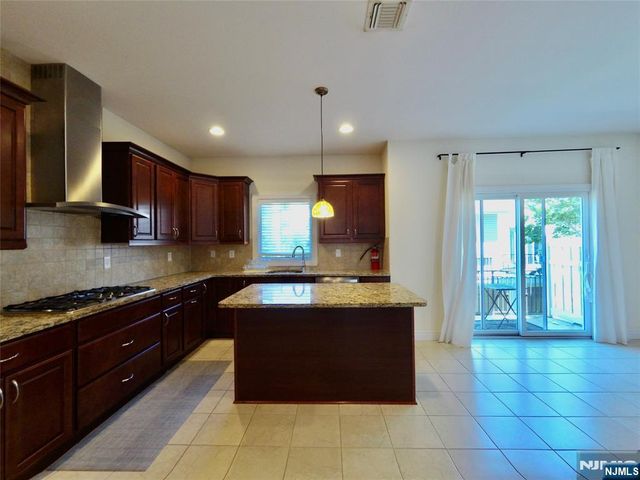 25 Jacobs Landing Way, Secaucus, NJ 07094