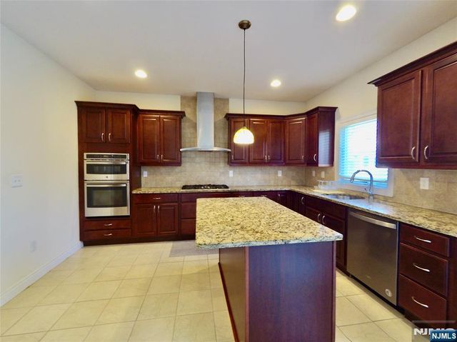 25 Jacobs Landing Way, Secaucus, NJ 07094