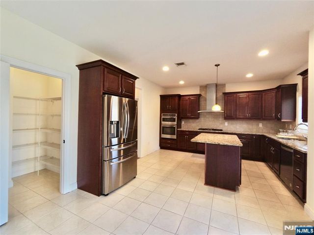 25 Jacobs Landing Way, Secaucus, NJ 07094