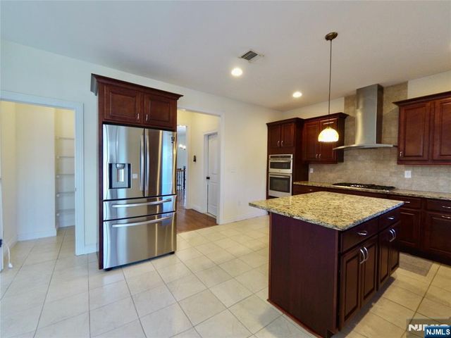 25 Jacobs Landing Way, Secaucus, NJ 07094