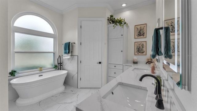 2542 CREWS LAKE HILLS LOOP S, Lakeland, FL 33813