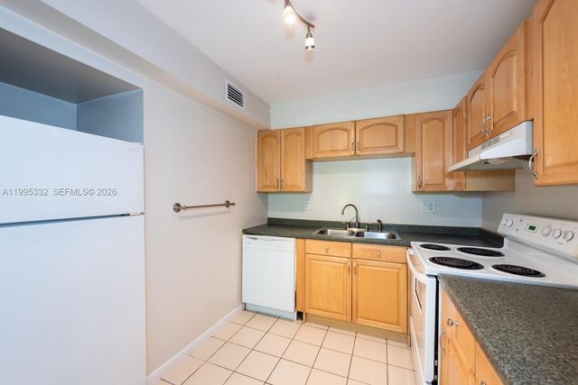 5838 SW 74th Ter 314, South Miami, FL 33143