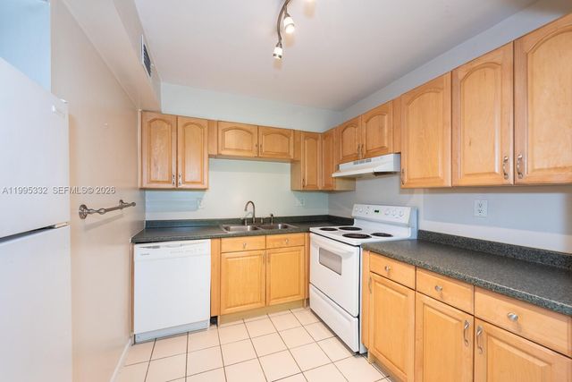 5838 SW 74th Ter 314, South Miami, FL 33143