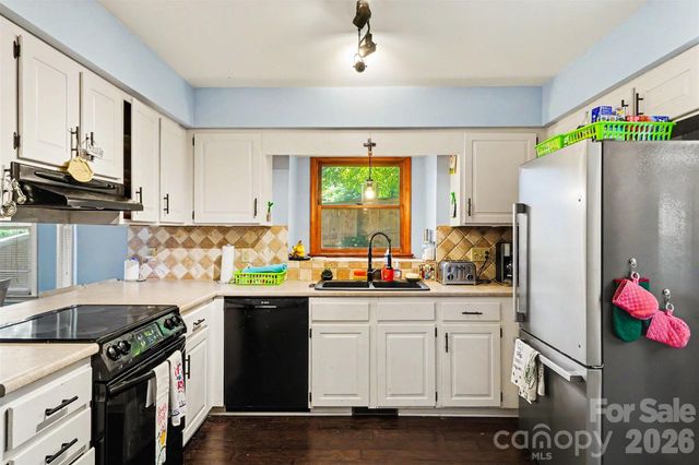 141 32nd Avenue NW, Hickory, NC 28601