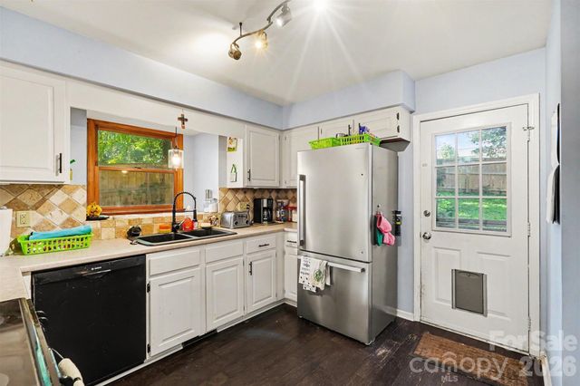 141 32nd Avenue NW, Hickory, NC 28601