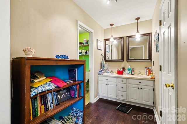 141 32nd Avenue NW, Hickory, NC 28601